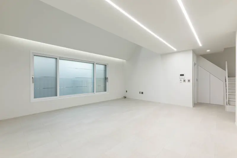 화이트 톤의 시원한 50평 미니멀 거실